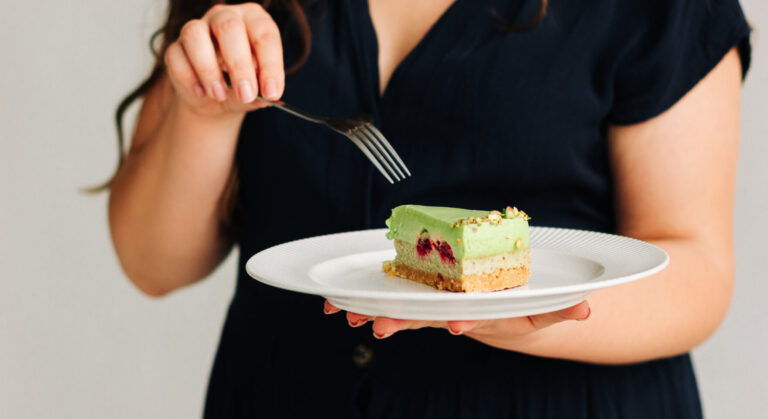 A perfectly served slice of cake, a popular menu item whose sales are optimized with a restaurant management system.