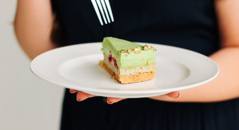 A perfectly served slice of cake, a popular menu item whose sales are optimized with a restaurant management system.