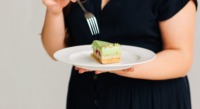 A perfectly served slice of cake, a popular menu item whose sales are optimized with a restaurant management system.